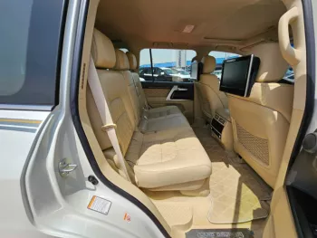 TOYOTA LAND CRUISER 2021 V8 4WD FULL OPTION WHITE COLOR