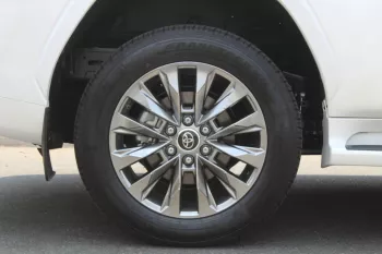 TOYOTA LAND CRUISER VXR 3.5L PETROL 4WD 2023 WHITE