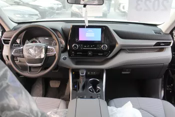 Toyota Highlander LE 2.5L hybrid fwd 2023 black