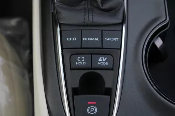 LHD - TOYOTA CAMRY 2.5L HYBRID GLE 2023 MODEL YEAR - WITH SUNROOF