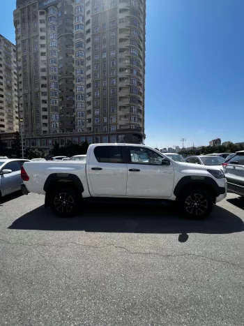 LHD - TOYOTA HILUX 2.8L DIESEL DOUBLE CAB 4 X 4 FULL SPEC AUTO  - EURO - 5