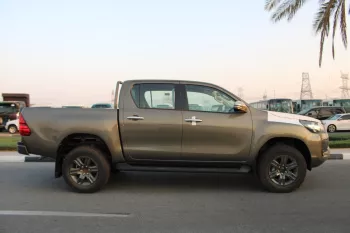 LHD - TOYOTA HILUX 2.4L DIESEL 4WD DOUBLE CAB 2023 ACTIVE MT - OXIDE BRONZE