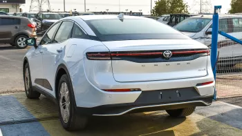 Toyota Crown 2.5L Hybrid fwd 2023 white