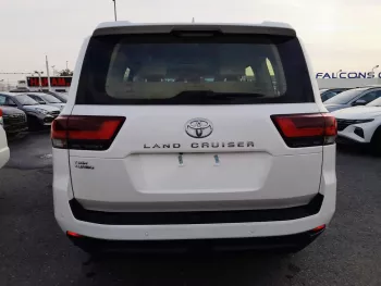 Toyota Land Cruiser 3.5L 4WD GCC Specs 2023 Model Year White Color