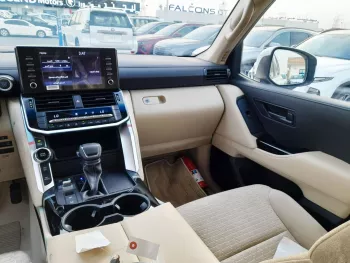 Toyota Land Cruiser 3.5L 4WD GCC Specs 2023 Model Year White Color