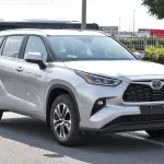 Toyota Highlander Hybrid GLE 2.5L V4 2023 Model Year Silver Color - Thumbnail 1