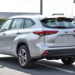 Toyota Highlander Hybrid GLE 2.5L V4 2023 Model Year Silver Color - Thumbnail 4