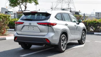 Toyota Highlander Hybrid GLE 2.5L V4 2023 Model Year Silver Color