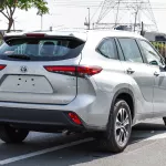 Toyota Highlander Hybrid GLE 2.5L V4 2023 Model Year Silver Color - Thumbnail 6