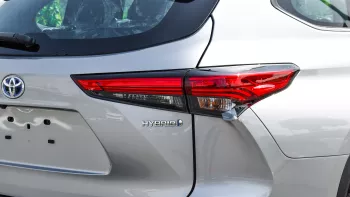 Toyota Highlander Hybrid GLE 2.5L V4 2023 Model Year Silver Color