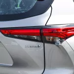 Toyota Highlander Hybrid GLE 2.5L V4 2023 Model Year Silver Color - Thumbnail 7