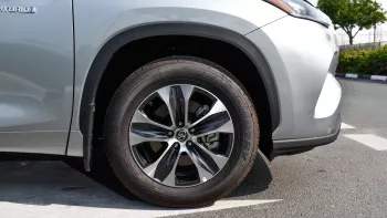 Toyota Highlander Hybrid GLE 2.5L V4 2023 Model Year Silver Color