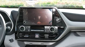 Toyota Highlander Hybrid GLE 2.5L V4 2023 Model Year Silver Color