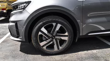 Kia Sorento Hybrid 1.6L V4 FWD 2023 Model Year Silver Color