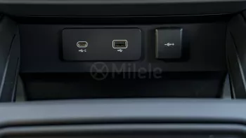 2023 LAND ROVER DEFENDER 130 X-DYNAMIC SE P400 3.0L PETROL AT AWD – SANTORINI BLACK