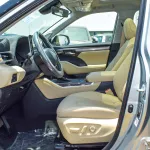 Toyota Highlander Limited 2.5L Hybrid Silver Color 2023 Model Year - Thumbnail 9