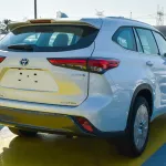Toyota Highlander Limited 2.5L Hybrid 2023 Model Year Silver Color - Thumbnail 6