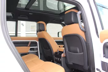 Land Rover Defender 2024 HSE V6 GCC Specs Under Warranty Contract Service Till 2029