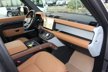 LAND ROVER DEFFENDER HSE V6 2024 GCC SPECS ALTAYER AGENCY BRAND NEW UNDER WARRANTY + CONTRACT SERVICE