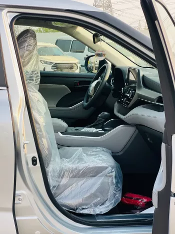 Toyota Highlander Hybrid LE 2.5L V4 4WD 2023 Model Year Silver Color 