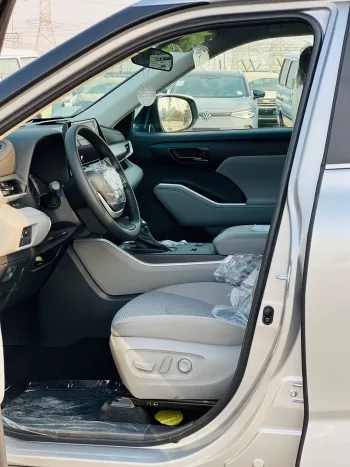 Toyota Highlander Hybrid LE 2.5L V4 4WD 2023 Model Year Silver Color 