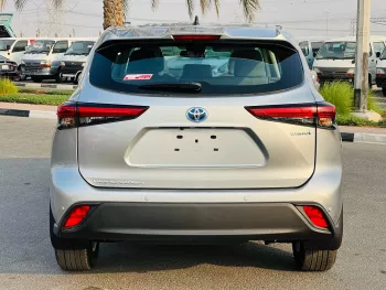 Toyota Highlander Hybrid LE 2.5L V4 4WD 2023 Model Year Silver Color 
