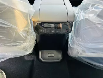 Toyota Highlander Hybrid LE 2.5L V4 4WD 2023 Model Year Silver Color 