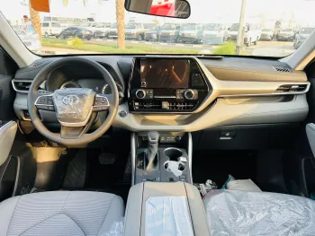 Toyota Highlander Hybrid LE 2.5L V4 4WD 2023 Model Year Silver Color 