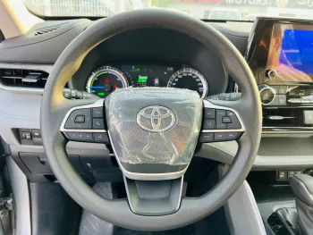 Toyota Highlander Hybrid LE 2.5L V4 4WD 2023 Model Year Silver Color 