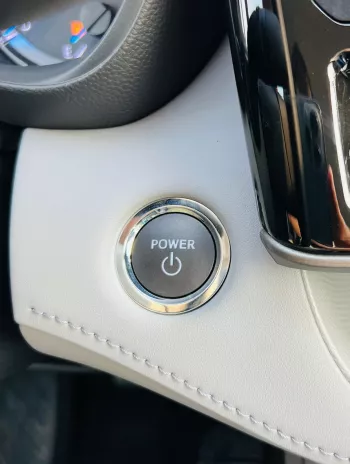 Toyota Highlander Hybrid LE 2.5L V4 4WD 2023 Model Year Silver Color 