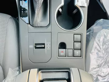 Toyota Highlander Hybrid LE 2.5L V4 4WD 2023 Model Year Silver Color 