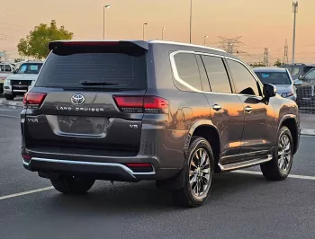 Toyota Land Cruiser VXR Full Option 5.7L Petrol 4wd 2017 Model Year