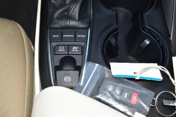 TOYOTA CAMRY GLE 2024 MODEL YEAR HYBRID 2.5L E-CVT
