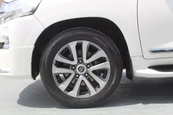 TOYOTA LAND CRUISER VX.R 5.7L PETROL V8 2017 MODEL YEAR AL FUTTAIM