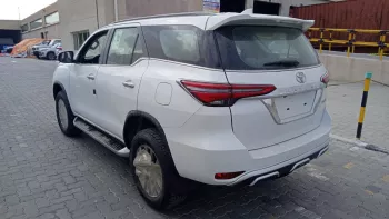 TOYOTA FORTUNER 4.0L V6 PETROL FULL OPTION 2024 MODEL YEAR WHITE COLOR