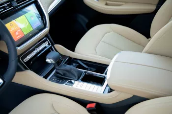 2023 MG RX8 4X2 2.0 STANDARD - White Pearl inside Beige
