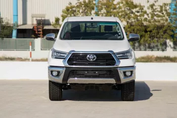 2024 Toyota Hilux 4x4 DC 2.8 D AT SR5 - Super White inside Maroon