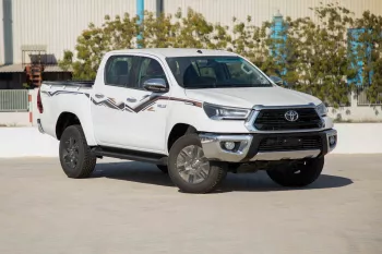 2024 Toyota Hilux 4x4 DC 2.8 D AT SR5 - Super White inside Maroon
