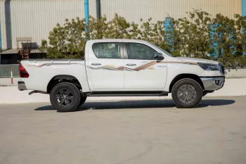 2024 Toyota Hilux 4x4 DC 2.8 D AT SR5 - Super White inside Maroon