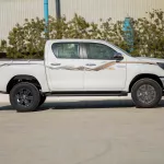 2024 Toyota Hilux 4x4 DC 2.8 D AT SR5 - Super White inside Maroon - Thumbnail 3