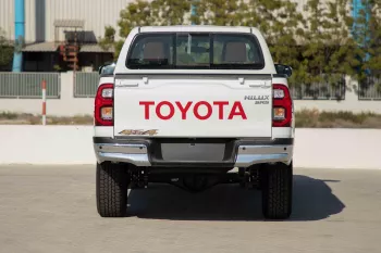 2024 Toyota Hilux 4x4 DC 2.8 D AT SR5 - Super White inside Maroon