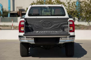 2024 Toyota Hilux 4x4 DC 2.8 D AT SR5 - Super White inside Maroon