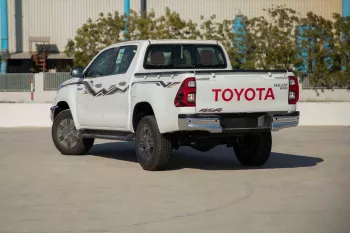 2024 Toyota Hilux 4x4 DC 2.8 D AT SR5 - Super White inside Maroon