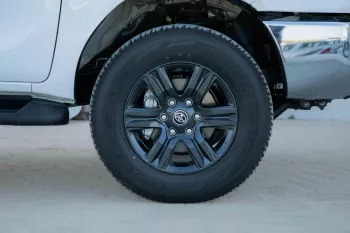 2024 Toyota Hilux 4x4 DC 2.8 D AT SR5 - Super White inside Maroon