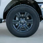 2024 Toyota Hilux 4x4 DC 2.8 D AT SR5 - Super White inside Maroon - Thumbnail 7