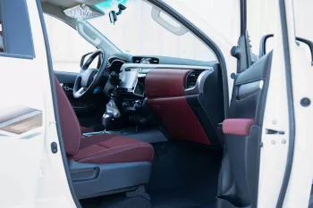 2024 Toyota Hilux 4x4 DC 2.8 D AT SR5 - Super White inside Maroon