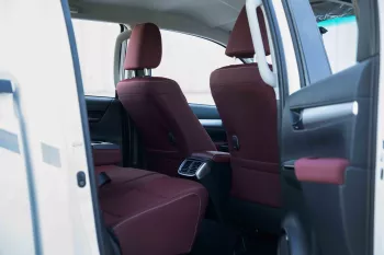 2024 Toyota Hilux 4x4 DC 2.8 D AT SR5 - Super White inside Maroon