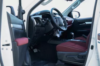 2024 Toyota Hilux 4x4 DC 2.8 D AT SR5 - Super White inside Maroon