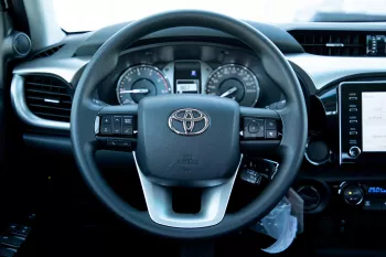 2024 Toyota Hilux 4x4 DC 2.8 D AT SR5 - Super White inside Maroon