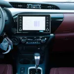 2024 Toyota Hilux 4x4 DC 2.8 D AT SR5 - Super White inside Maroon - Thumbnail 16